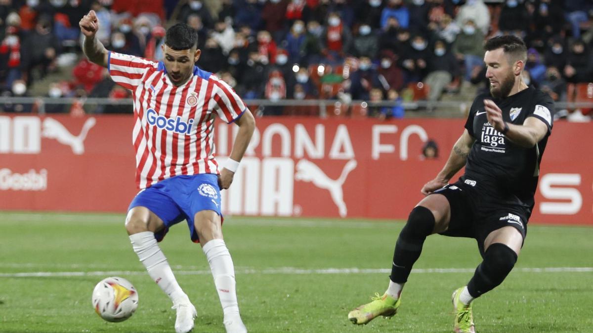 Nahuel Bustos, en acció contra el Màlaga, ha jugat les dues darreres temporades cedit a Montilivi pel City Group.  | ANIOL RESCLOSA