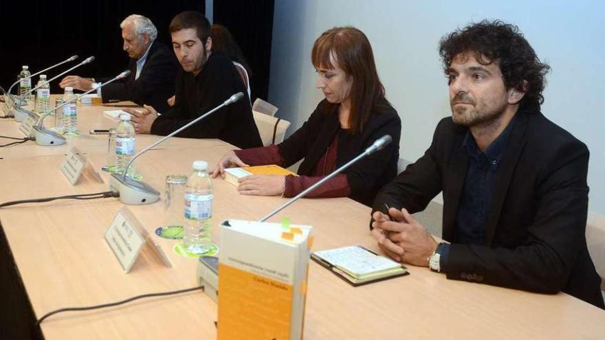 Participantes en la presentación de la obra, ayer, en el Sexto Edificio.