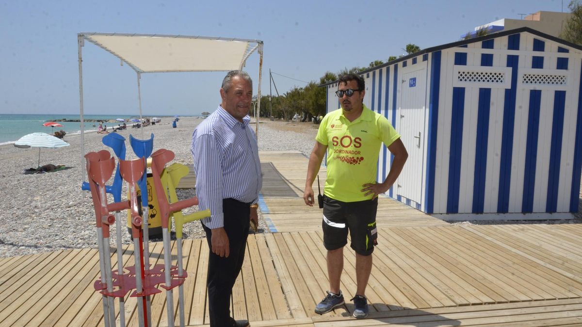 El concejal de Playas, Francisco Alemany, comprobó la instalación de las nuevas casetas para el servicio de vigilancia y socorrismo.