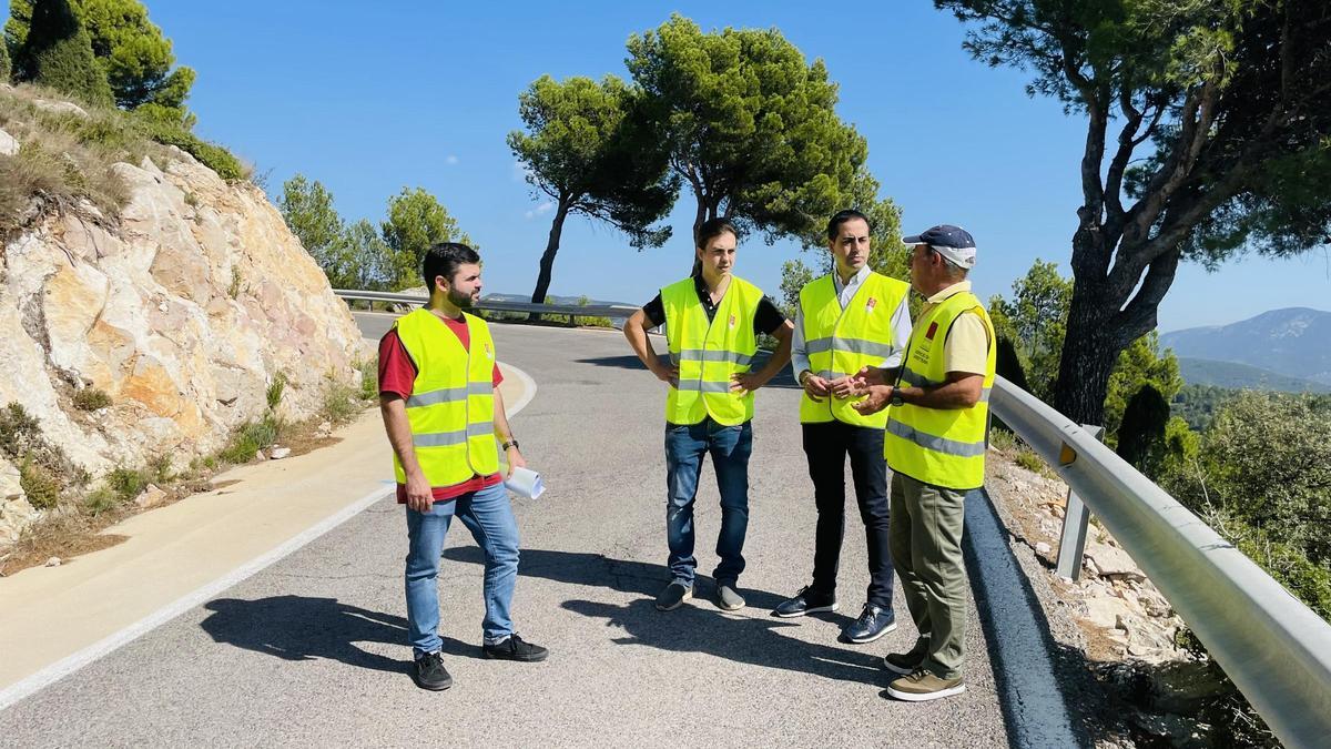 El vicepresidente tercero y diputado provincial de Infraestructuras, Héctor Folgado, supervisa los tramos de la vía donde se van a realizar los trabajos de ampliación y mejora del trazado para garantizar seguridad a los usuarios.