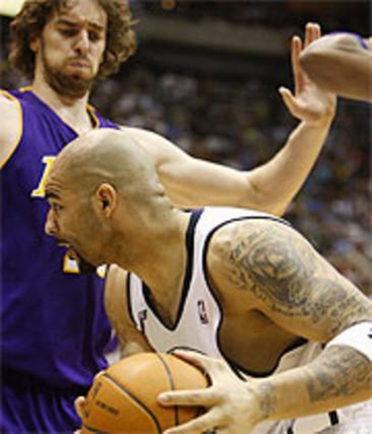 Carlos Broozer davant Pau Gasol.