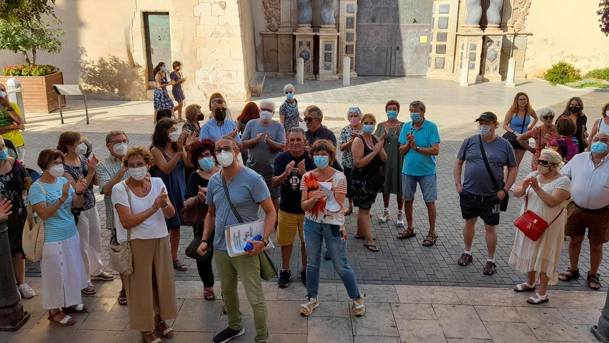 Miembros de la plataforma aplaudieron a las puertas del Ayuntamiento tras la aprobación de su moción sobre el JJ Cinema.