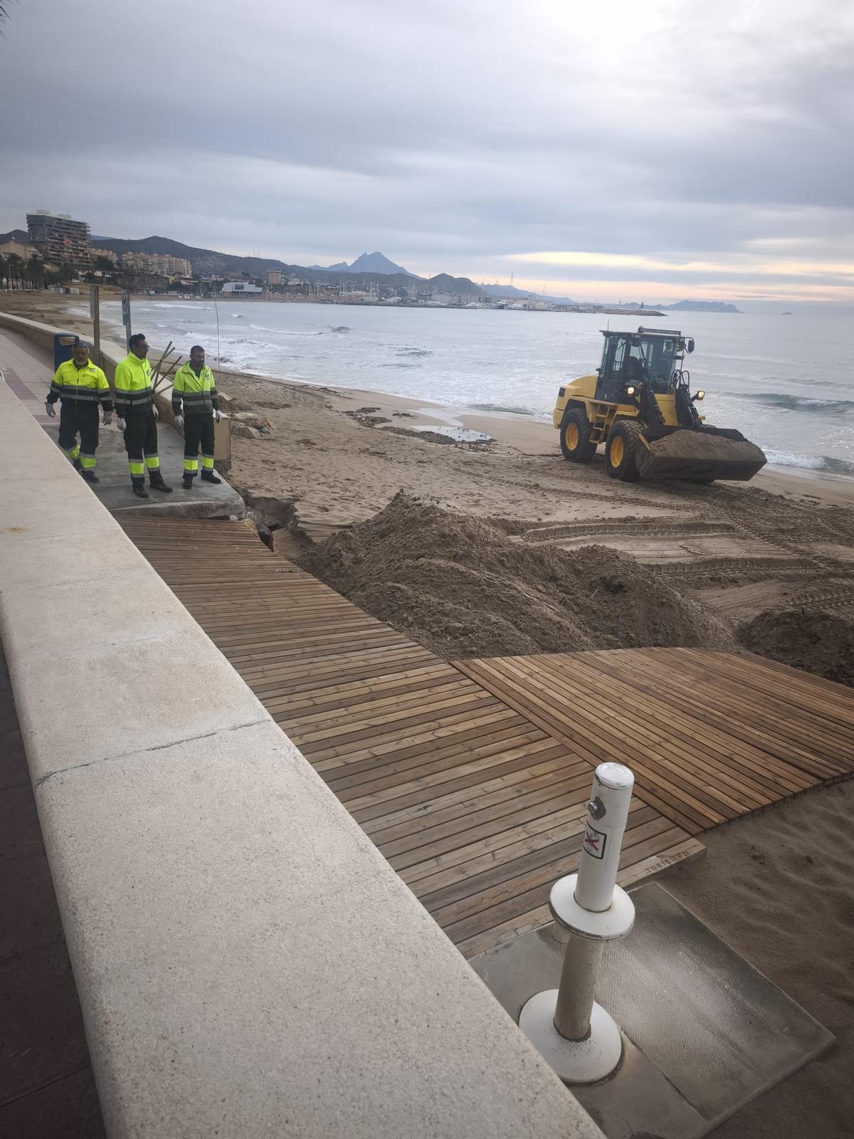 Operarios se disponen a arreglar el arenal en El Campello