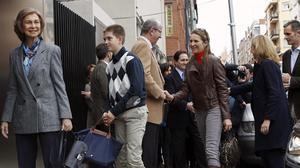 Iñaki Urdangarín va amb la família reial a visitar el seu sogre.