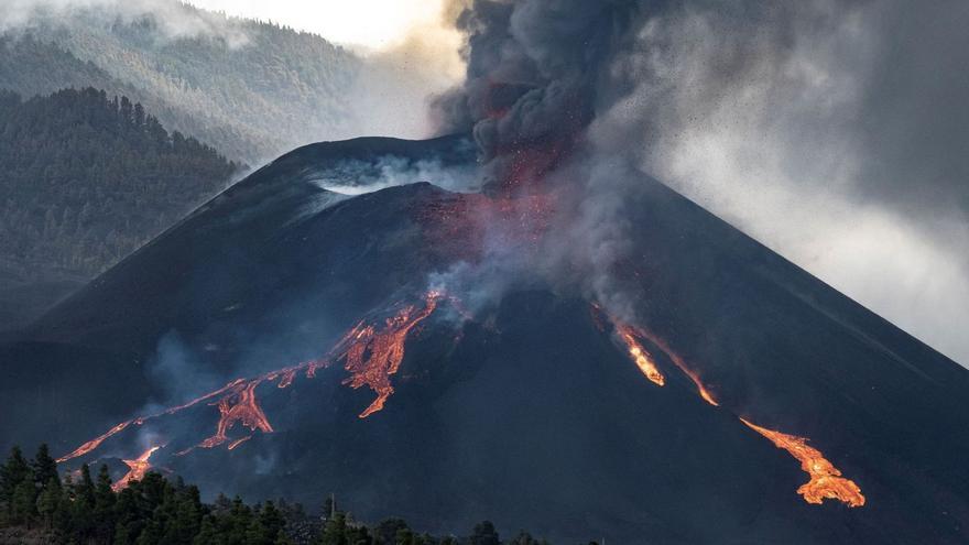 Volcán Tajogaite durante la erupción visto desde Tajuya.