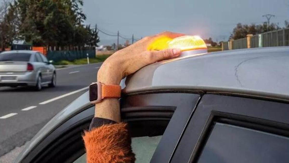 Dispositiu lluminós V16 certificat i connectat amb la DGT 3.0.