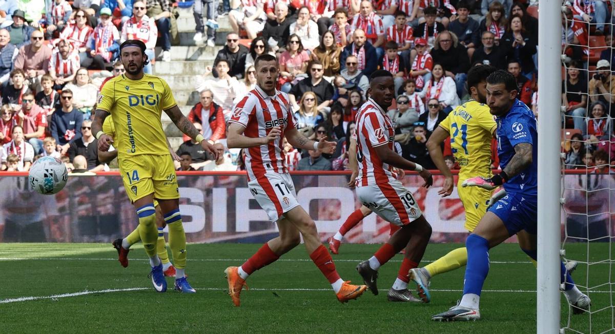 EN IMÁGENES: Victoria del Sporting frente al Cádiz en El Molinón