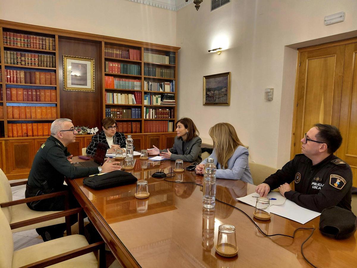 Foto de la reunión que ha mantenido la alcaldesa de Almassora con la subdelegada del Gobierno y el coronel jefe de la Comandancia de la Guardia Civil en Castellón.