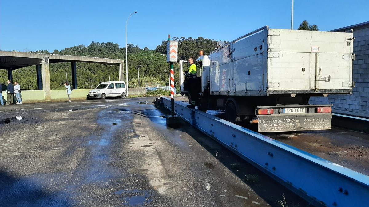 Un camión en la báscula de pesaje de la planta de A Portela.