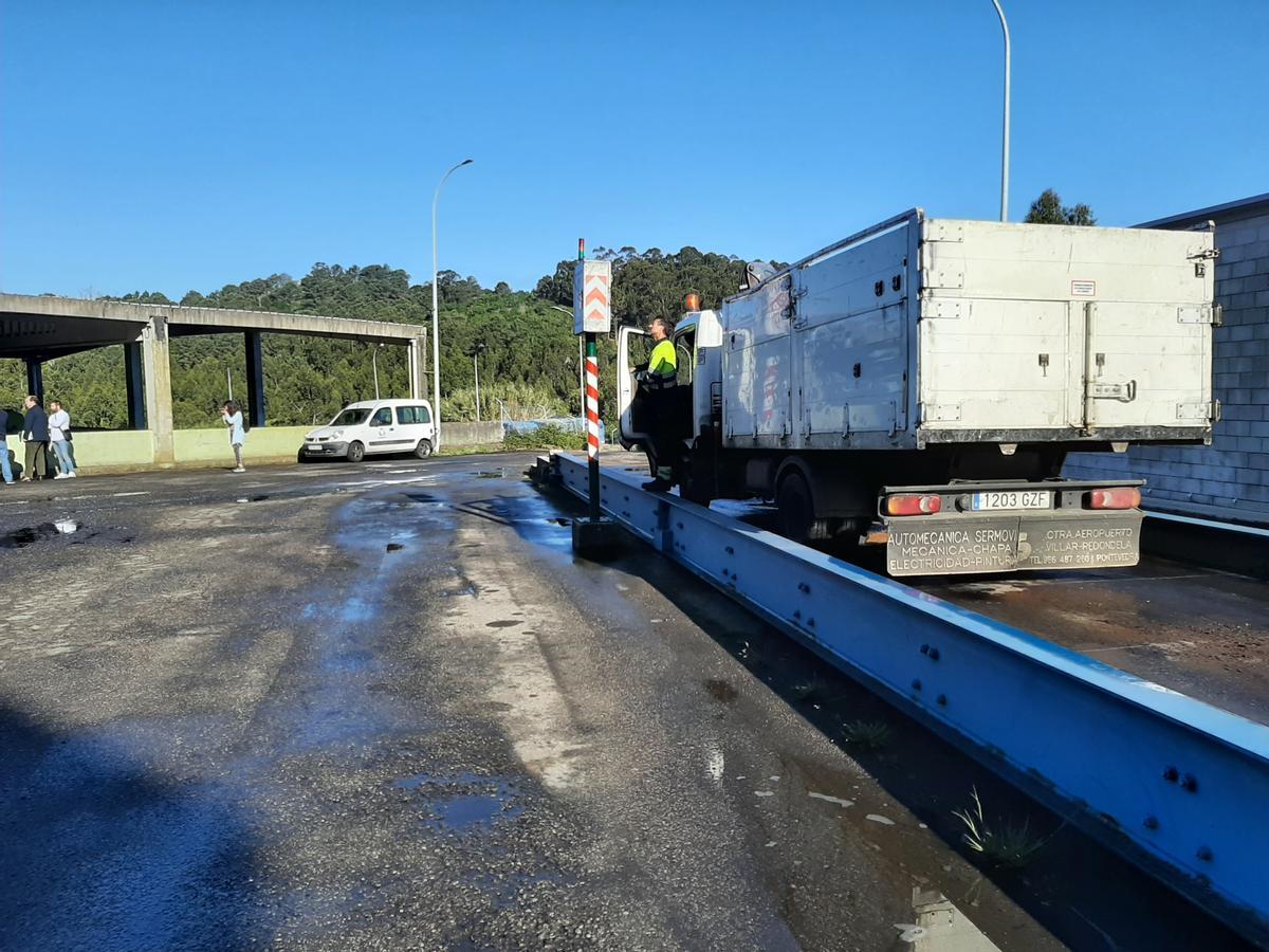 Un camión en la báscula de pesaje de la planta de A Portela.