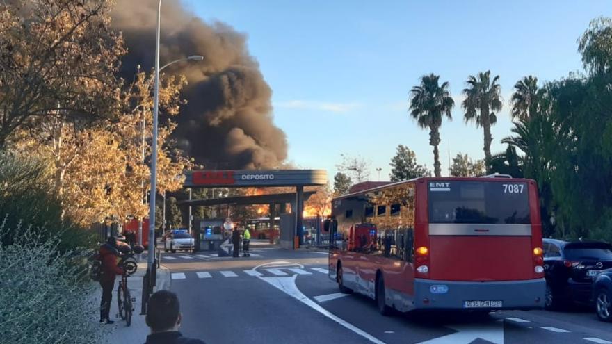 Incendio en las cocheras de la EMT de San Isidro