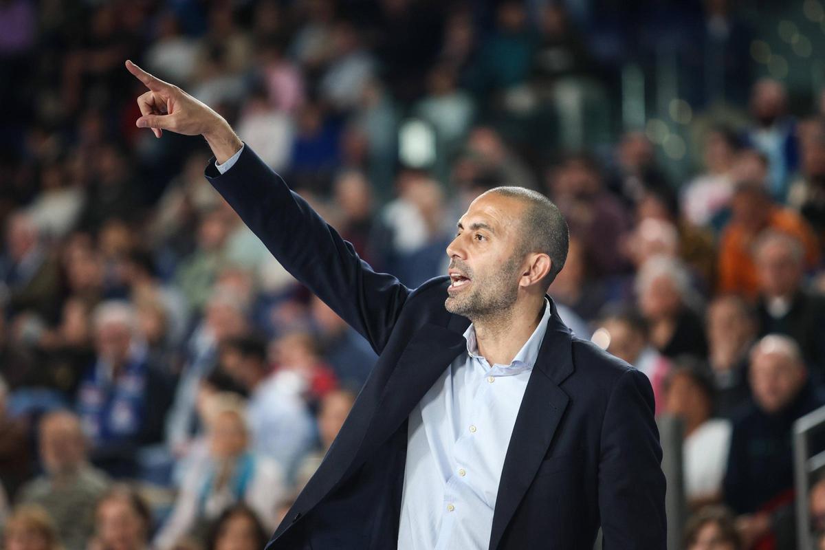 Javi Rodríguez hace una indicación durante un partido.
