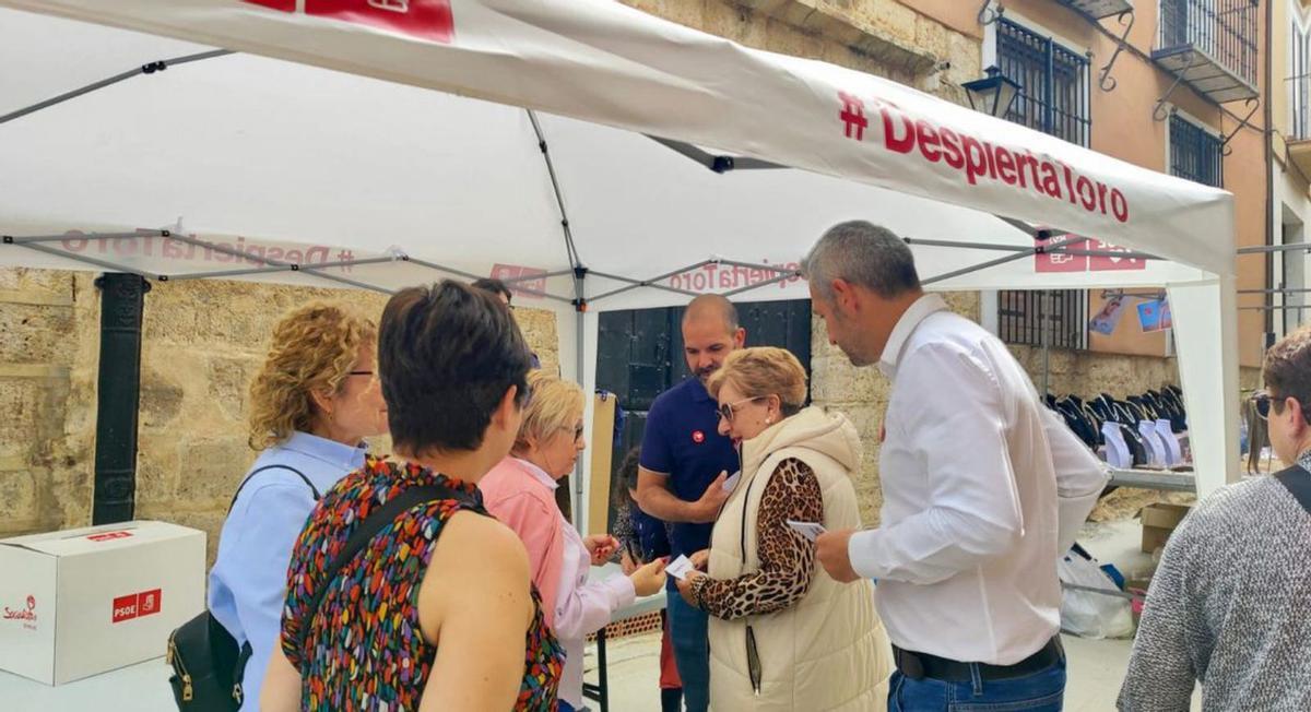 El PSOE saca una urna a la calle para recoger propuestas de los ciudadanos