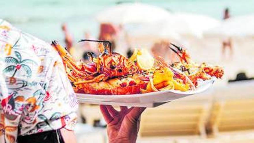 Mariscos para disfrutar en la mesa o en las hamacas. | BESO BEACH IBIZA