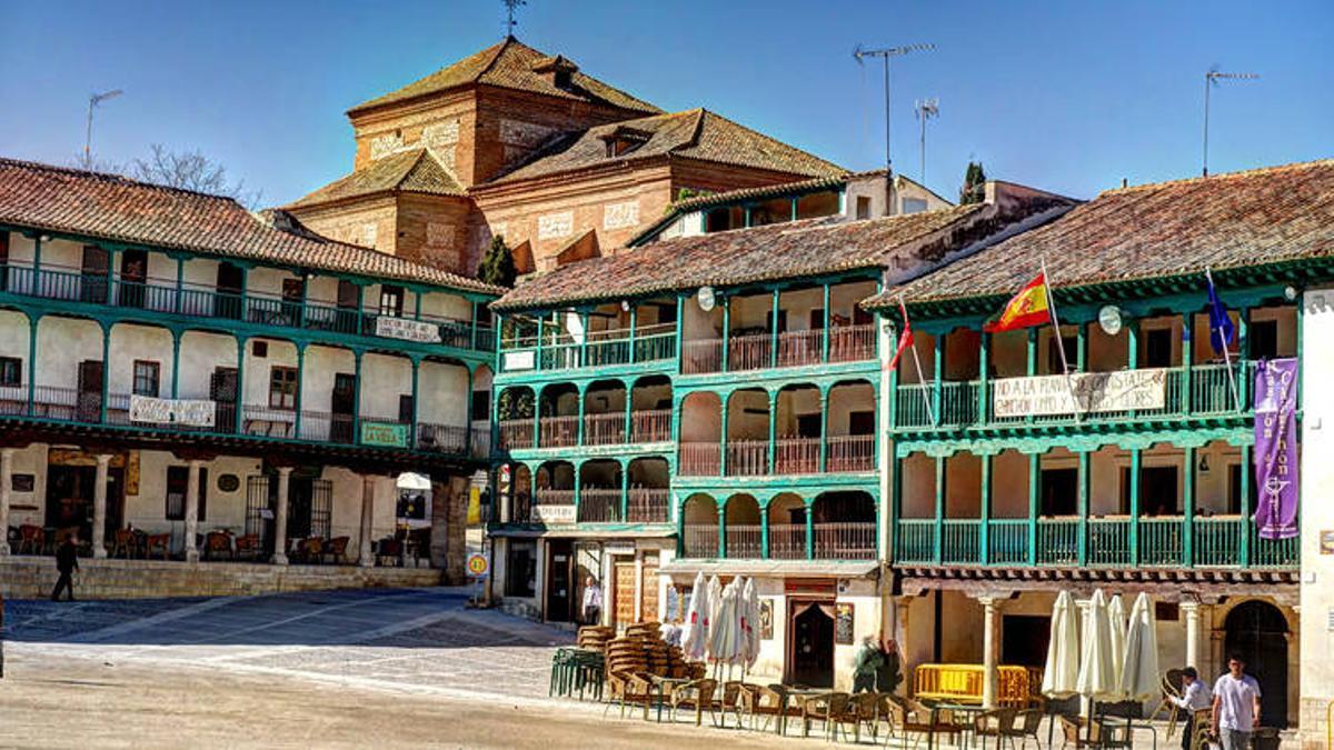 Su plaza Mayor, reconocida por votación popular como la cuarta maravilla de la Comunidad de Madrid, es mucho más que una postal turística