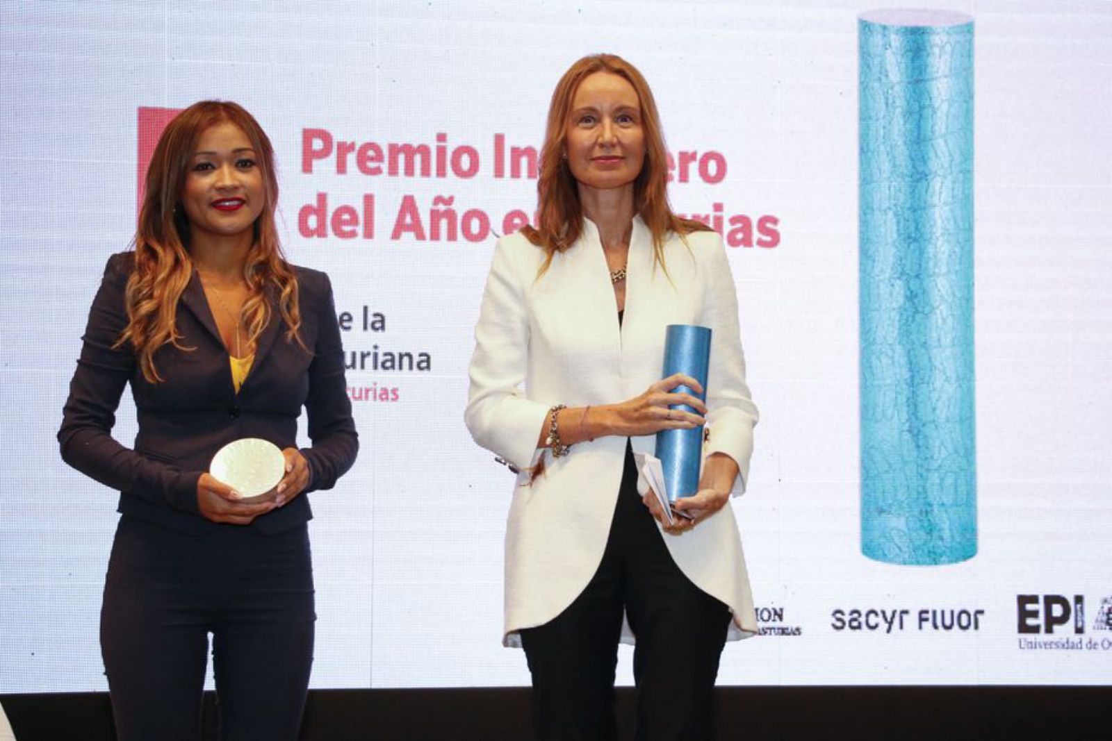 Por la izquierda, Mariel Díaz y Loreto Ordóñez, con sus premios. | P. Solares