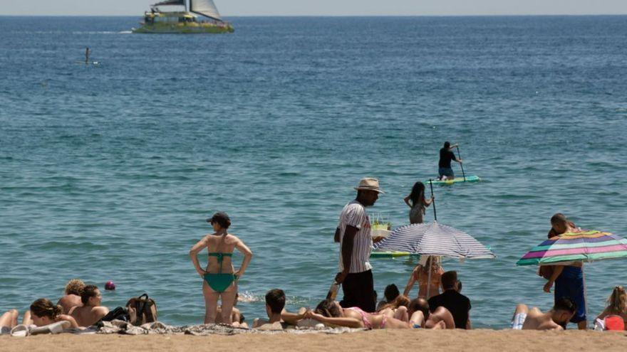 Ambiente en la playa de la Barceloneta.