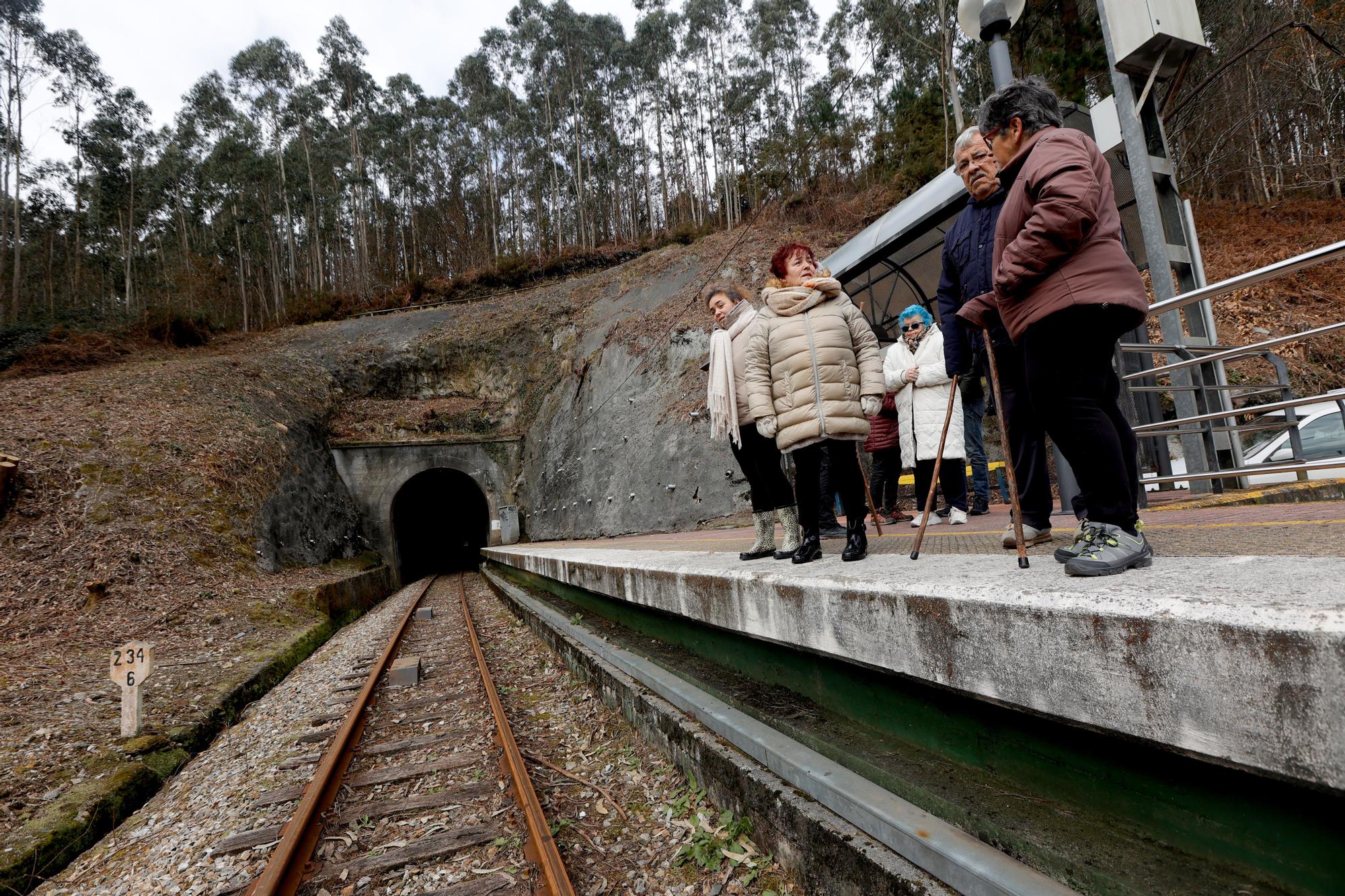 EN IMÁGENES: Un grupo de vecinos de Cudillero protagoniza una "medición irónica" para "informar" a Renfe y Adif de las dimensiones "reales" de un túnel de Feve.