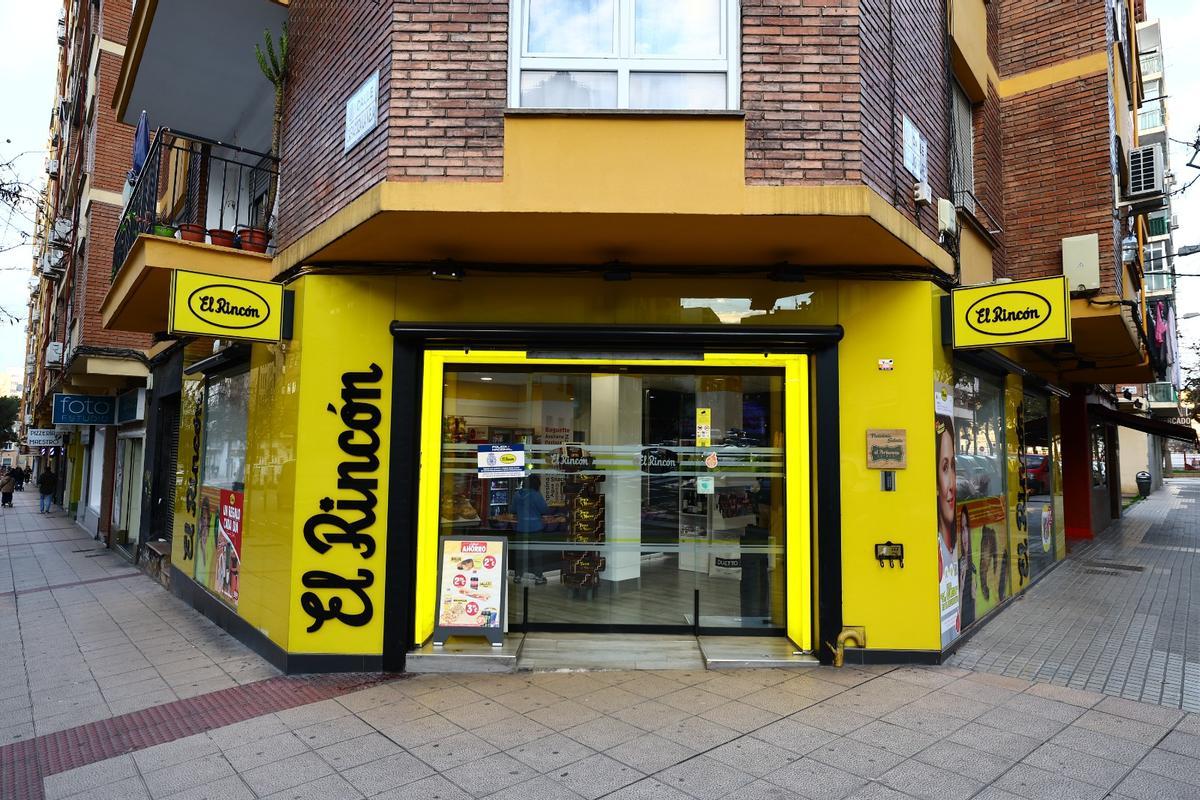 Un encapuchado atracó con un cuchillo la tienda de 'El Rincón' situada en la calle Zaragoza La Vieja, la noche de este lunes.