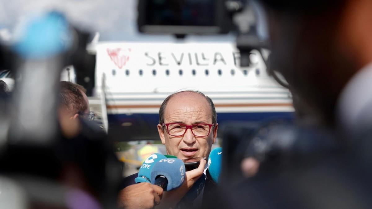 José Castro en la llegada del equipo a Wolfsburgo