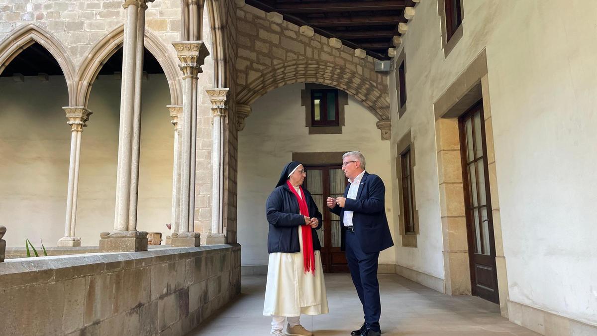 El alcalde de Esplugues con Sor María Lucía Caram en el Monasterio de Santa María de Montsió