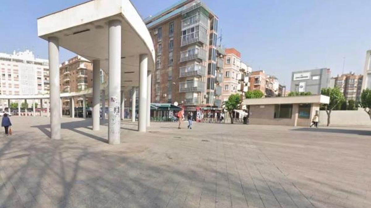 Un grupo de personas camina por la Plaza de la Merced.