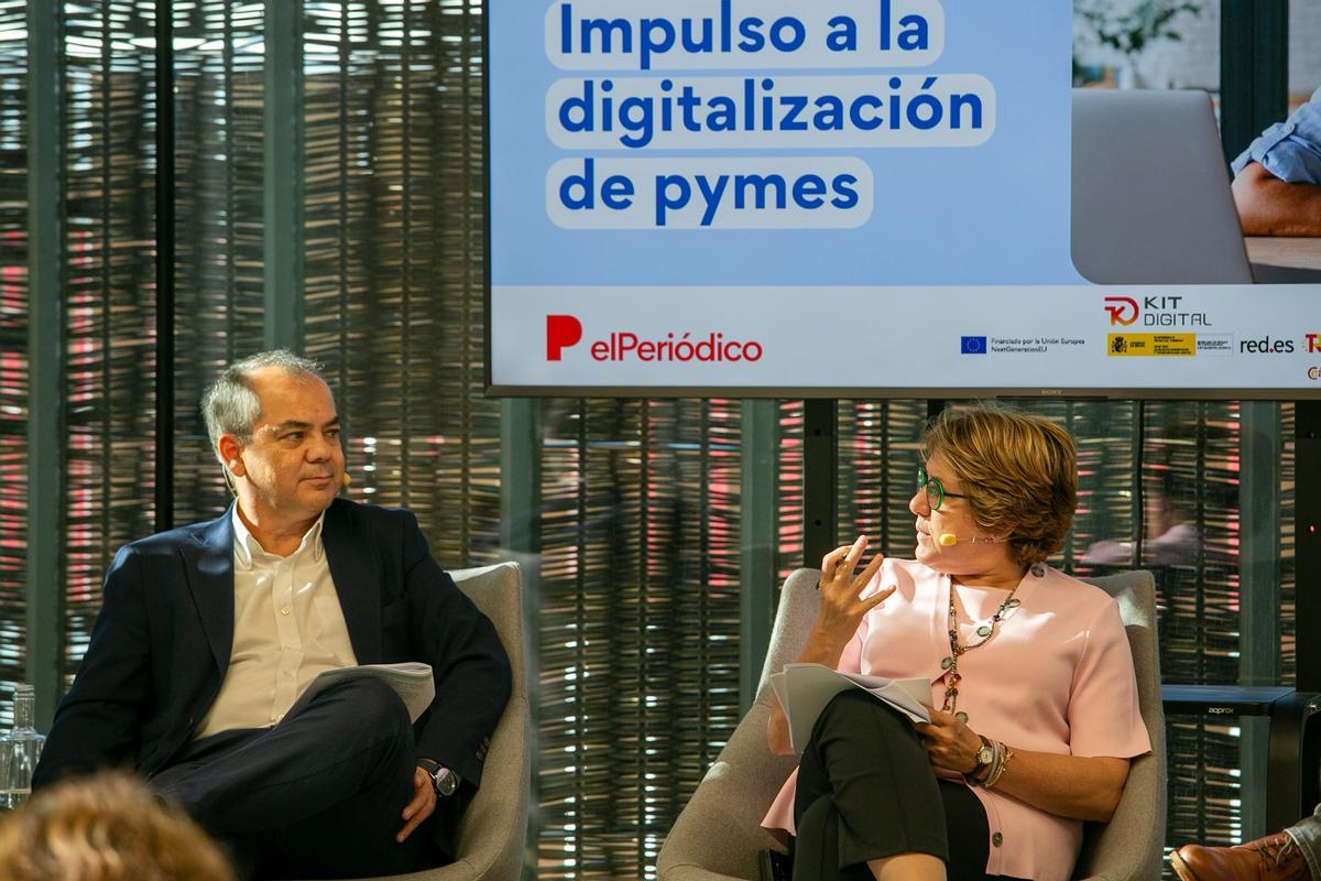 Antonio Saravia, director adjunto corporativo de Red.es e Inmaculada Riera, Directora general de la Cámara de Comercio de España debatiendo sobre la digitalización de las pymes.
