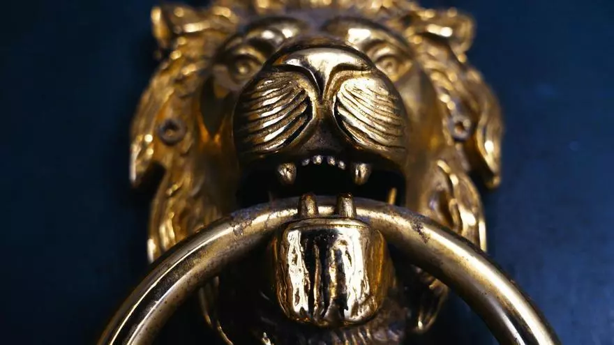 Aldabas: historia y arte en las puertas de Santiago