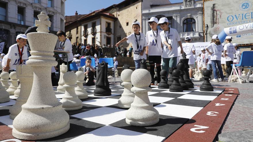 Así fue el torneo de ajedrez con piezas gigantes en el que participaron cientos de escolares en Oviedo