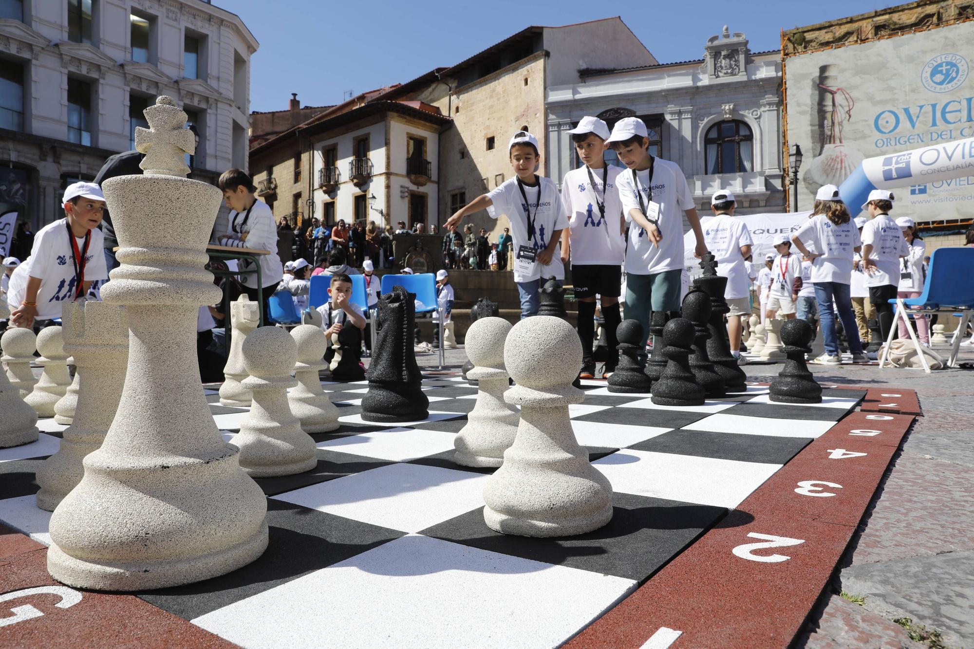 Así fue el torneo de ajedrez con piezas gigantes celebrado en la plaza de la Catedral