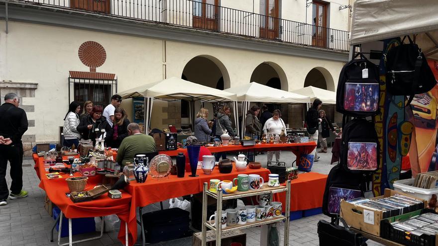 La feria de antigüedades llena Nules de coleccionismo