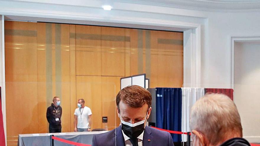 Macron, en el moment de votar a les regionals d’ahir. | EFE