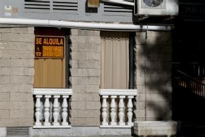 Vista de un cartel de alquiler en un piso de Madrid. EFE/ Jennifer Gómez