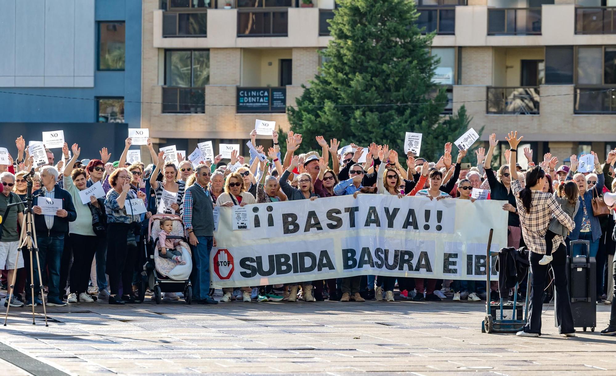 Vecinos de Benidorm se manifiestan en contra de la subida de impuestos de IBI y de la recogida de basuras.