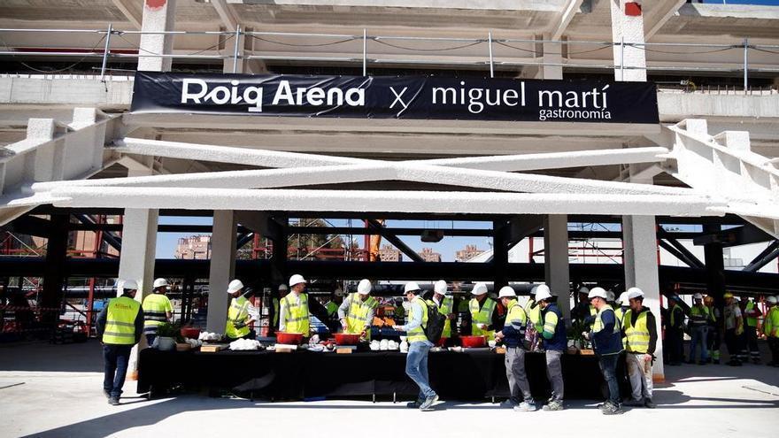 Los trabajadores de las obras del Roig Arena disfrutan de una comida en la futura Zona VIP