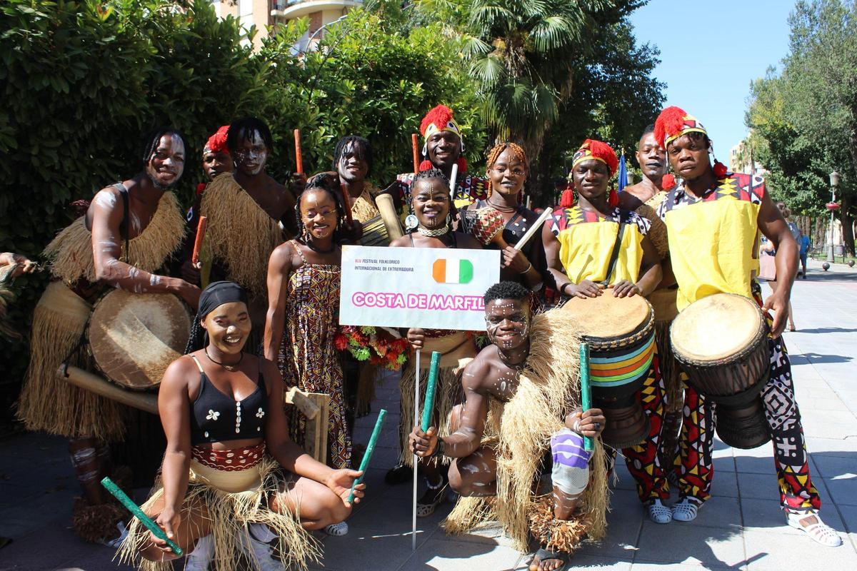 FOTOGALERÍA | El mundo baila en Badajoz: el Festival Folklórico se echa a las calles en un desfile internacional