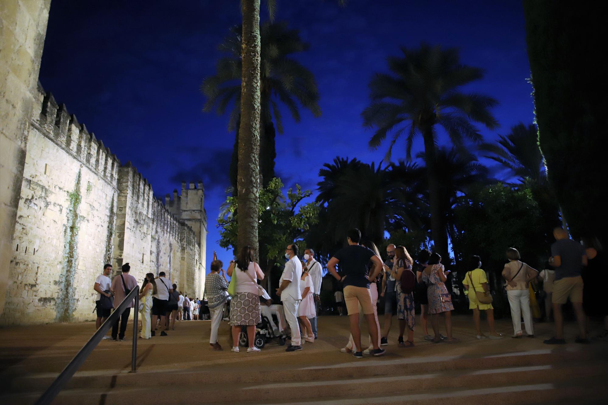 Córdoba se da un baño de masas en una patrimonial noche de normalidad