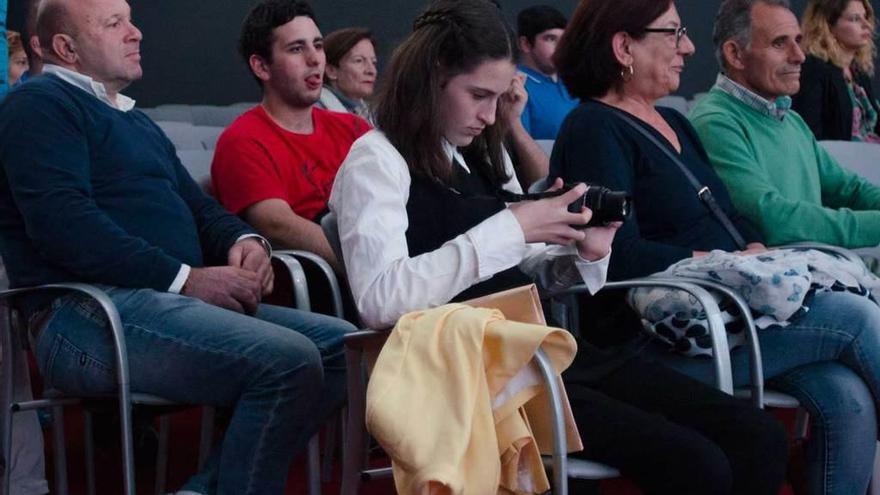 Arriba, de izquierda a derecha, Marco Rodríguez, José Ramón Díaz, Shu Taira, Miriam Tobal, Lupe Fernández, José Iván Fernández y José Pajarón. Sobre estas líneas, público en la presentación.