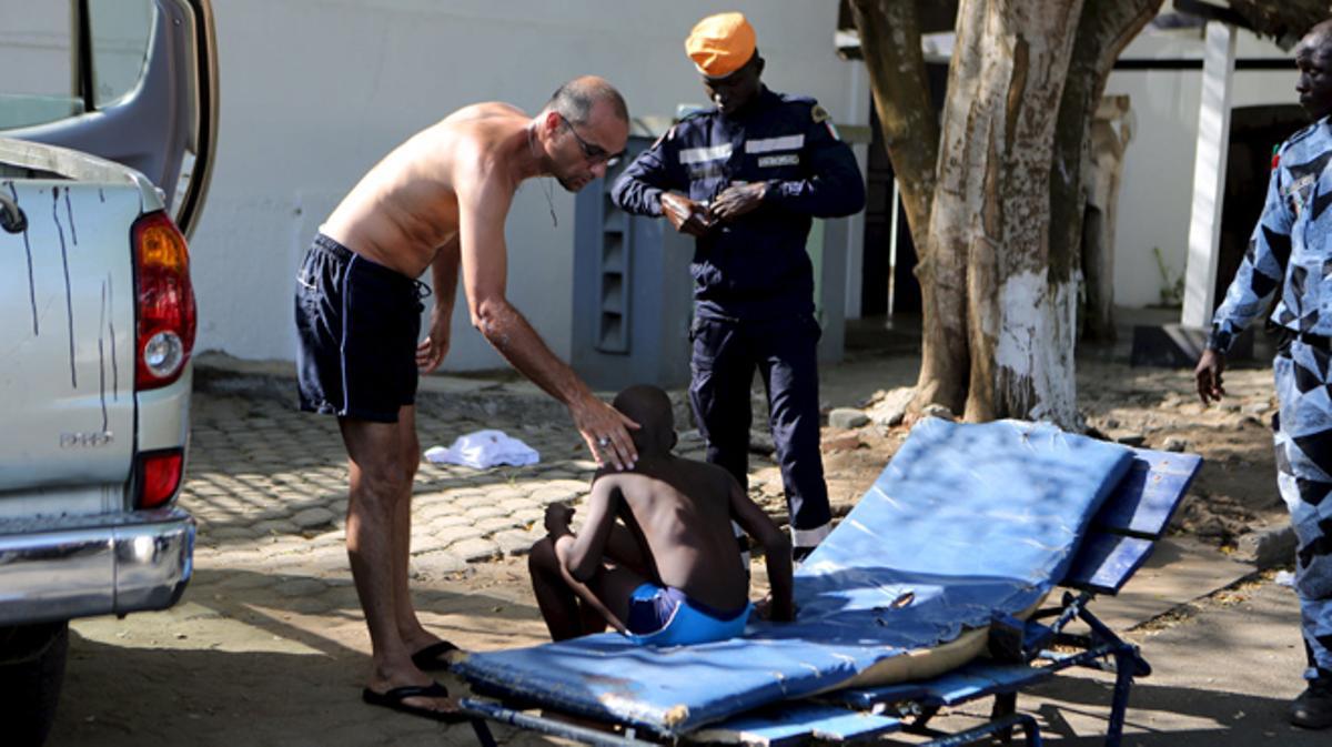 Diversos turistes assassinats a la Costa d’Ivori en un atac d’Al-Qaida contra diversos hotels.