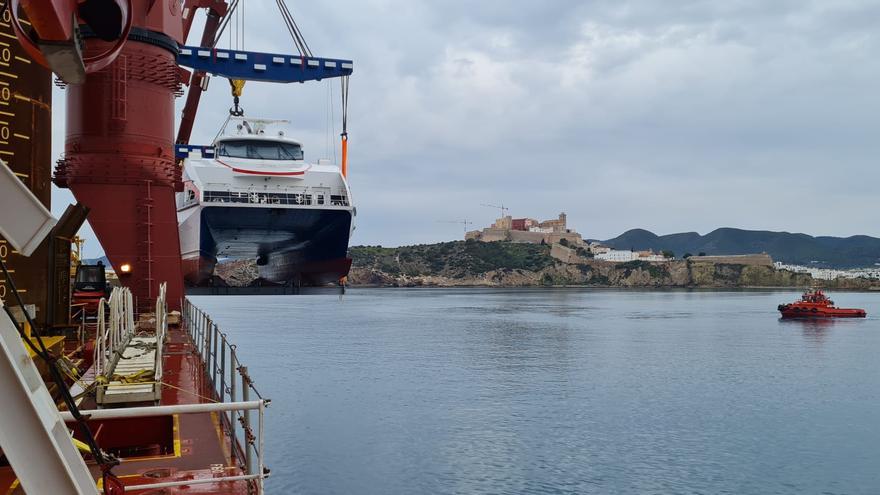 Los dos nuevos ferris de la naviera de Ibiza Aquabus ya están en el agua