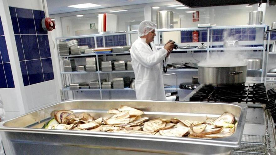 Una bandeja de comida en la cocina del hospital.