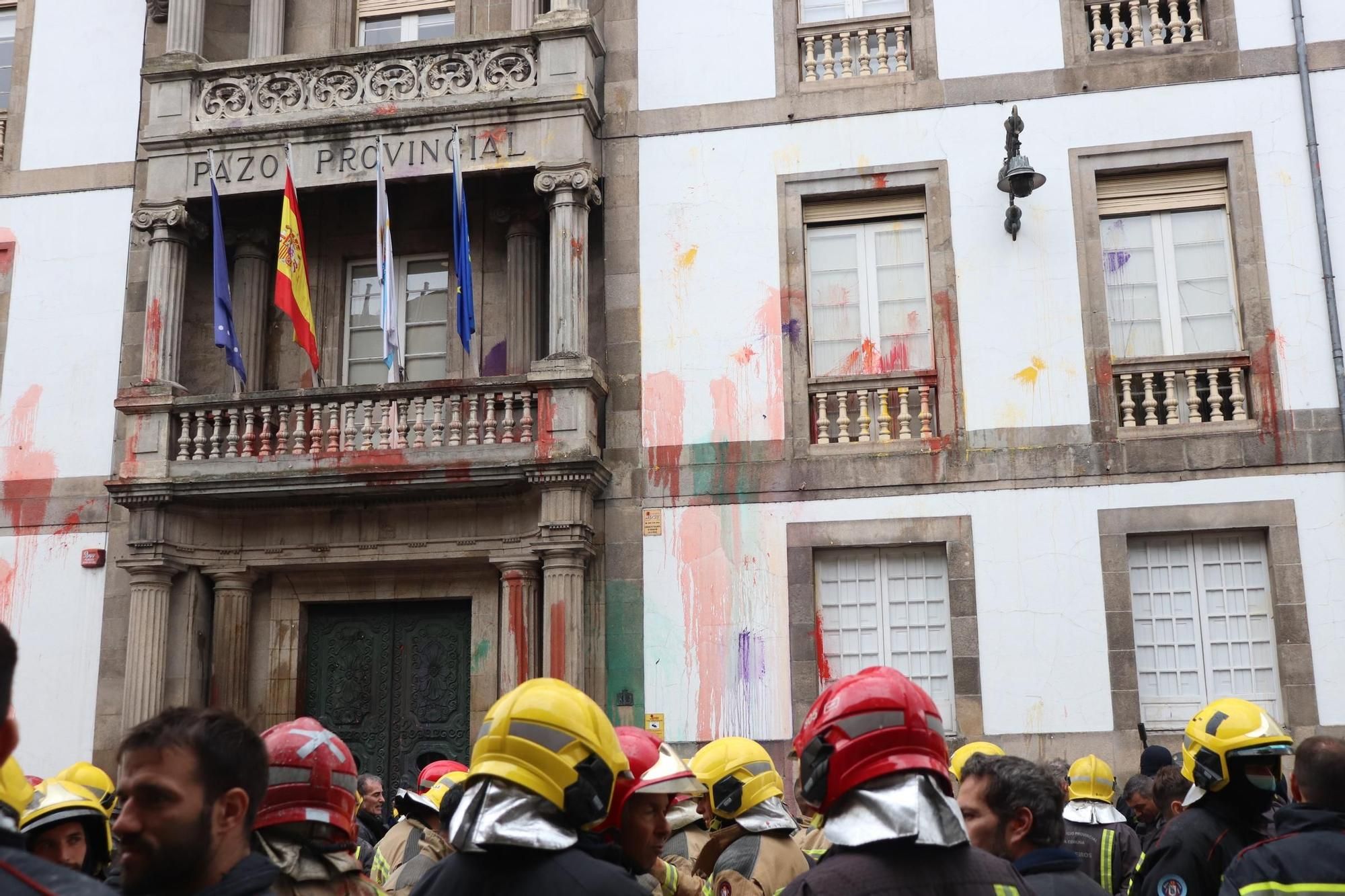 Protesta muy intensa de los bomberos ante la Diputación de Ourense