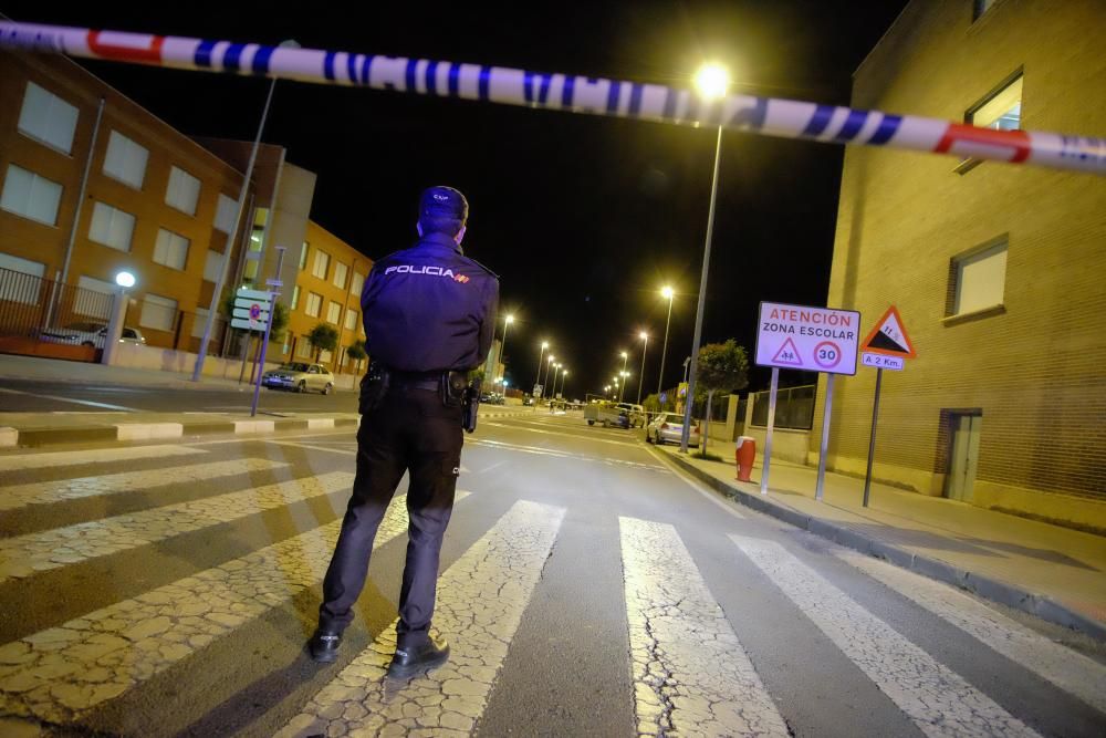 Un hombre dispara 5 veces a su pareja delante de su hijo en un colegio de Elda y se suicida