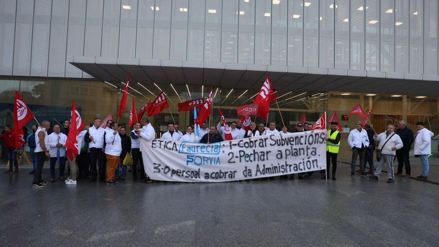 Trabajadores de Madera Fiber Technologies, ayer a las puertas de la Ciudad de la Justicia.