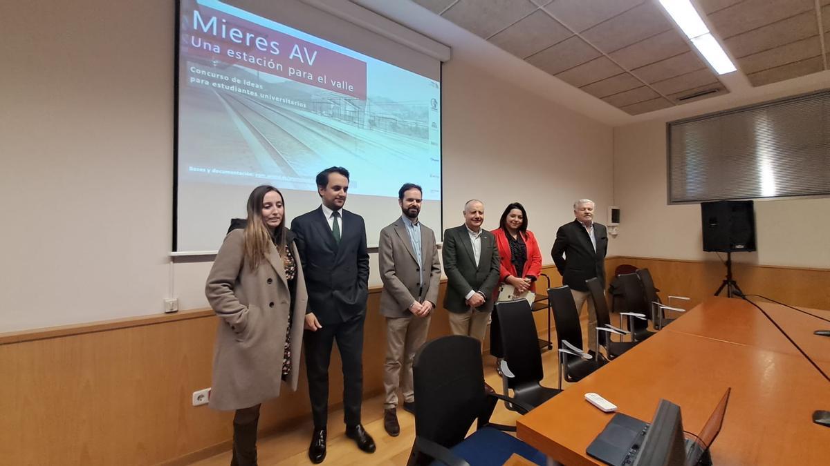 Por la izquierda, Irene Méndez, Joaquín Pertierra (Colegio de Ingeniero de Caminos, Canales y Puerto), Pedro Plasencia, Ángel Martín, Marta Jiménio de Prado (Boprisa)ez e Ignac