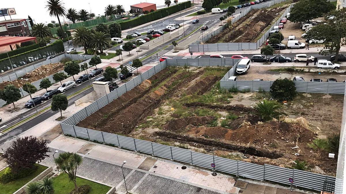 Panorámica de las parcelas valladas de A Maestranza. En primer término, la que mantendría su edificabilidad de 6.848 metros cuadrados. Por encima, la finca que se reordenaría con dos volúmenes y en el que la promotora propietaria obtendría una permuta de la mitad aproximada de su edificabilidad. A la izquierda, el solar de Defensa junto a la Hípica que no encontró comprador.  | // LA OPINIÓN