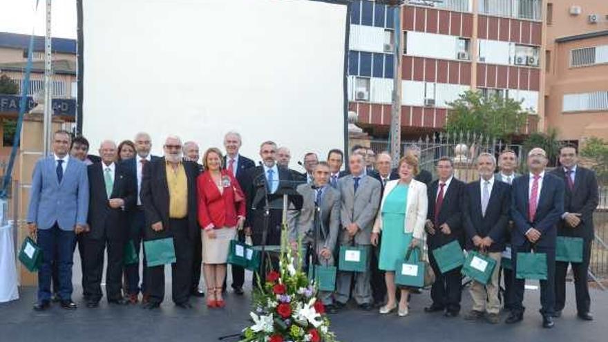 Foto de familia de los profesionales distinguidos por su mérito profesional.