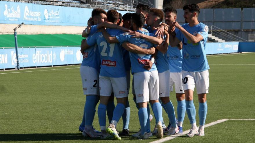 Los jugadores del Ciudad de Lucena celebran uno de los goles ante el Pozoblanco.