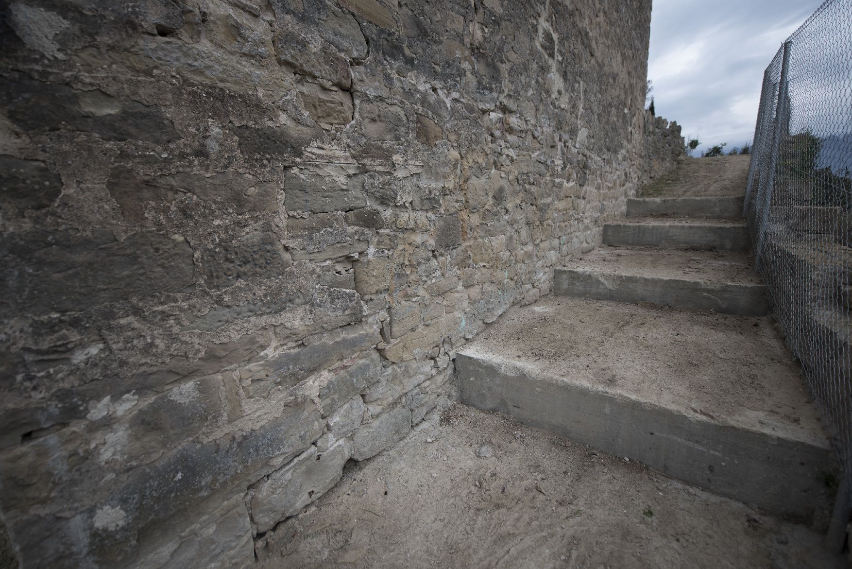 Entrem al Castellet de Sant Vicenç, en obres per obrir al públic d’aquí a un any. Mireia Arso