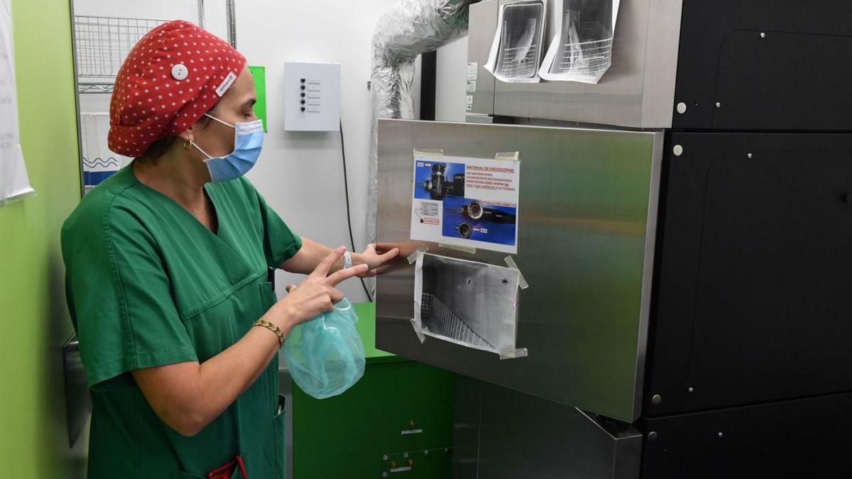 Lidia Monroy Pérez, supervisora de la Central Integral de Esterilización del Chuac, junto a la máquina de esterilización por óxido de etileno. |   // VÍCTOR ECHAVE